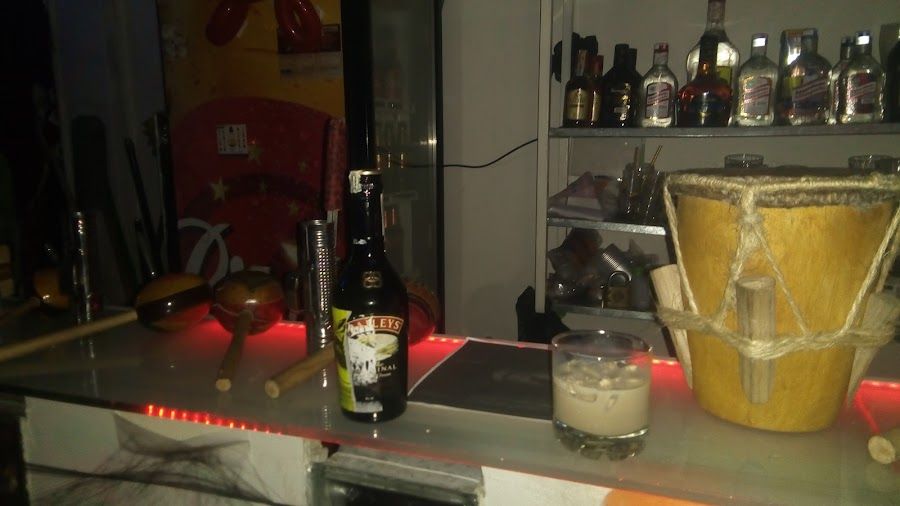 Mr Cocktail Bar bar service
