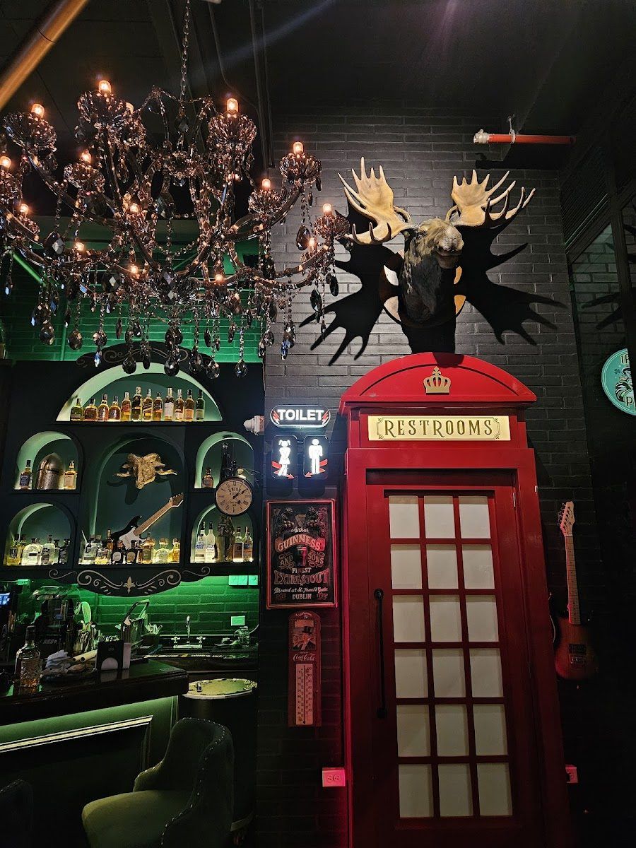 The London Pub Medellin bar service