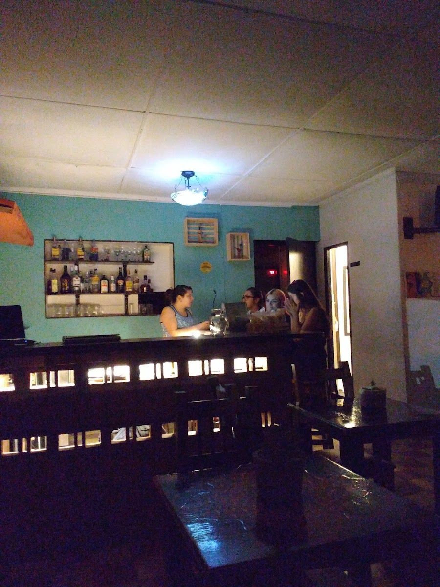 Tinto Bar bar service
