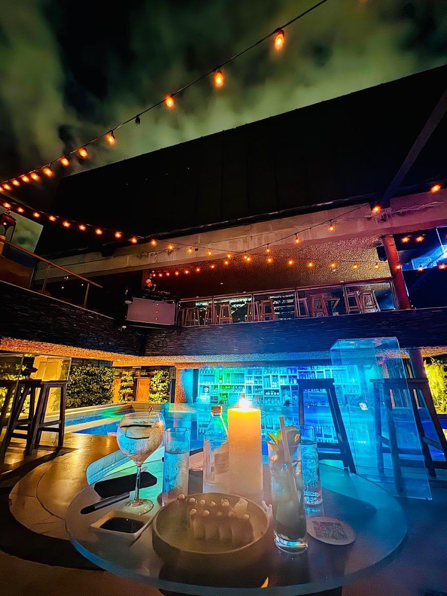 X Art & Cocktails El Poblado atmosphere