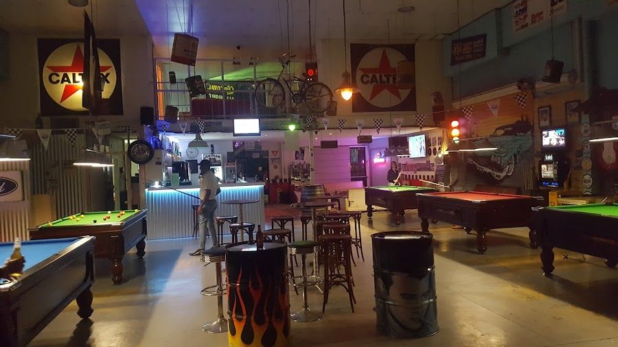 Double Deuce Lounge bar service