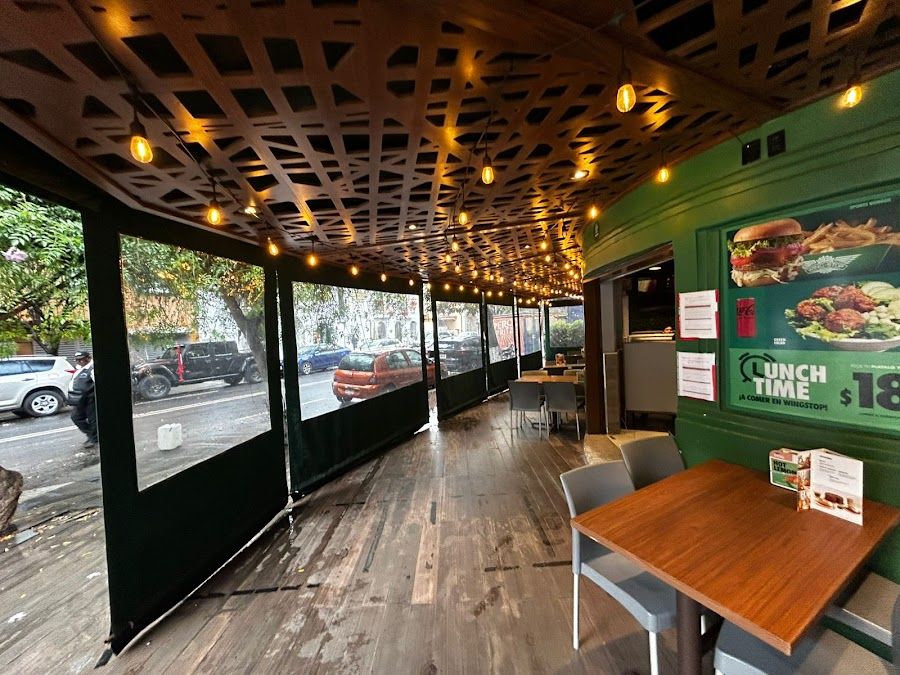 Buffalo Wild Wings Condesa bar service