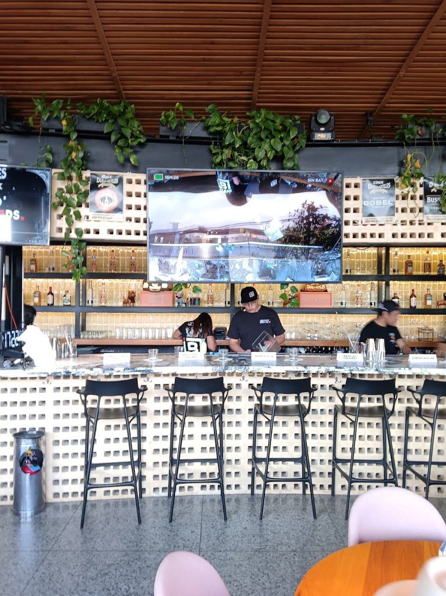 Bull Pen Rooftop bar service