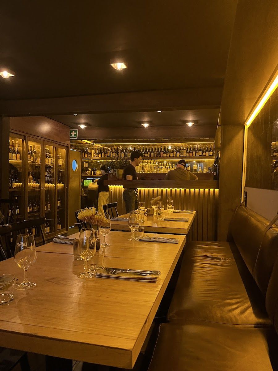 Loup Bar bar service