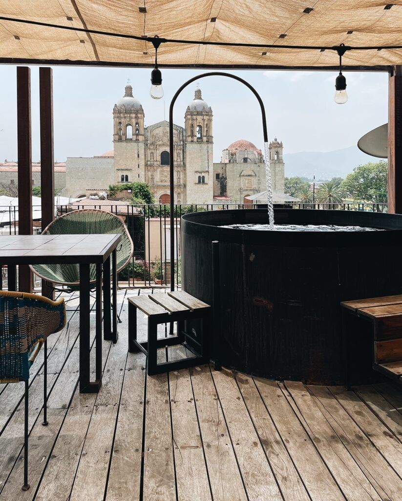 Mezcaleria Los Amantes bar service