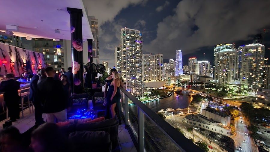Rosa Sky Rooftop bar service