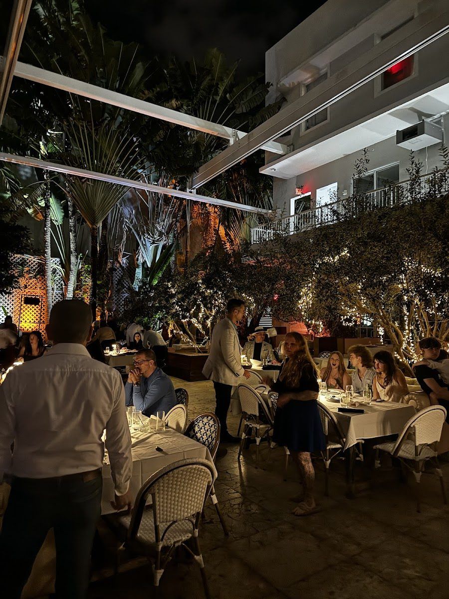 Villa Azur South Beach atmosphere