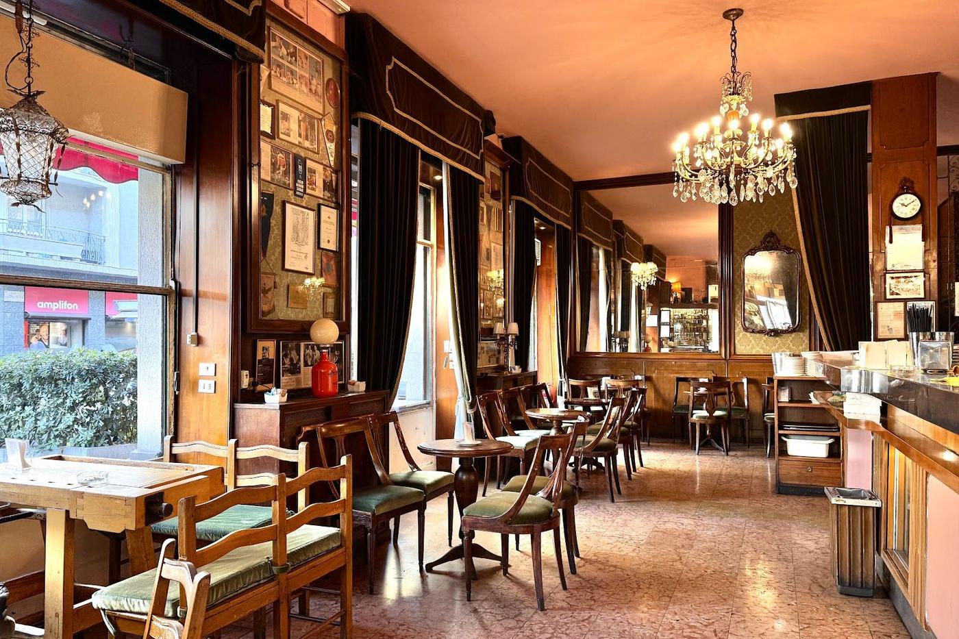 Bar Basso, Milan