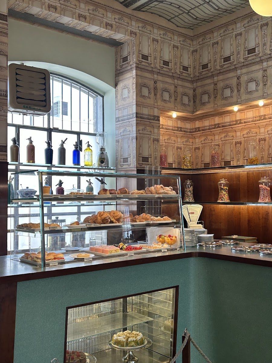 Bar Luce at Fondazione Prada bar service