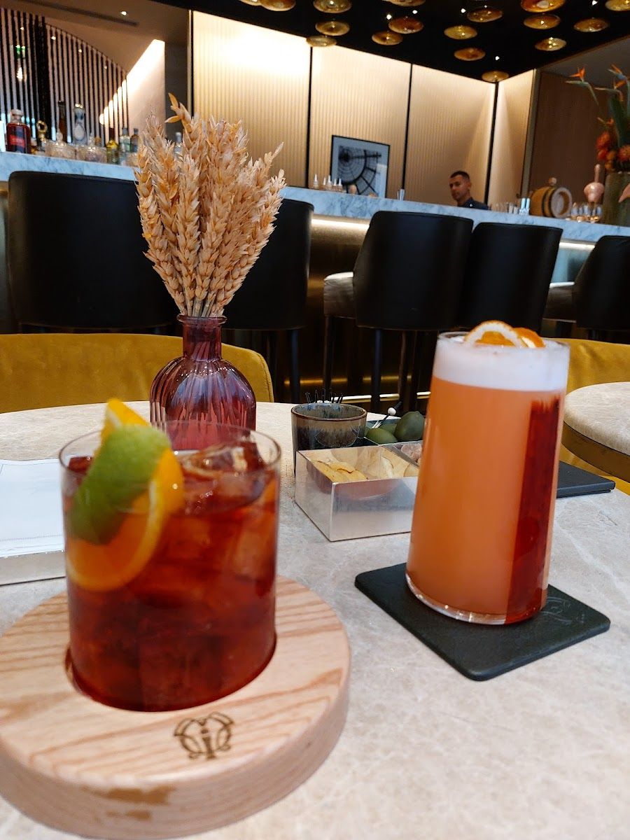 Mio Bar at Park Hyatt bar service