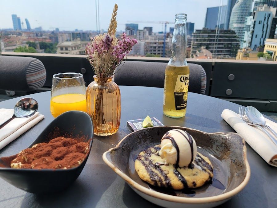 Radio Rooftop ME Milan bar service
