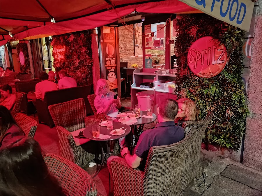 Spritz Navigli Milano lounge seating