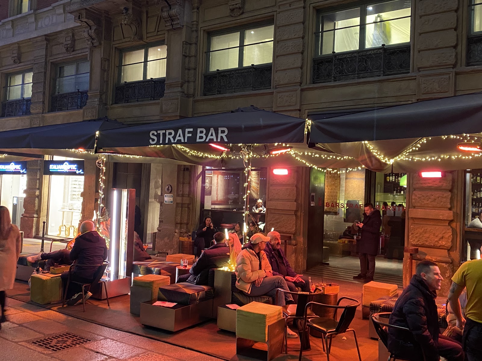 Straf Bar, Milan