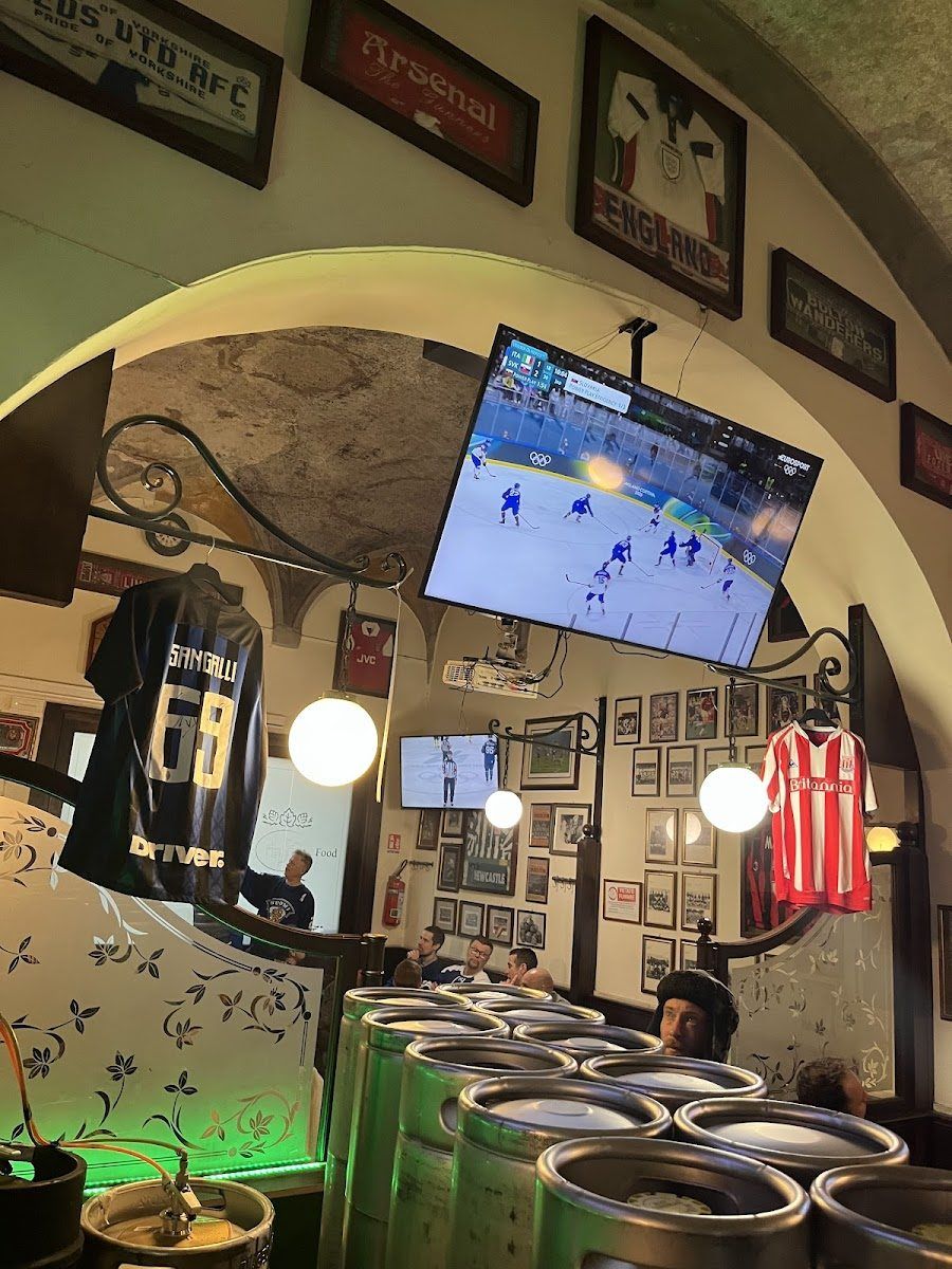 The Football English Pub bar service