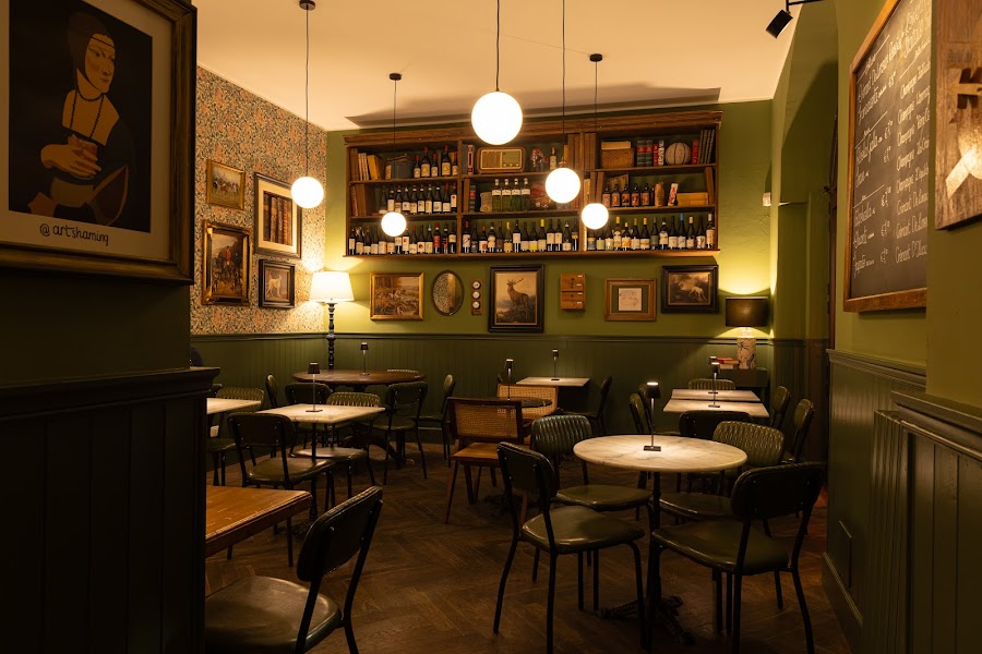 Ugo Bar salon room Milan