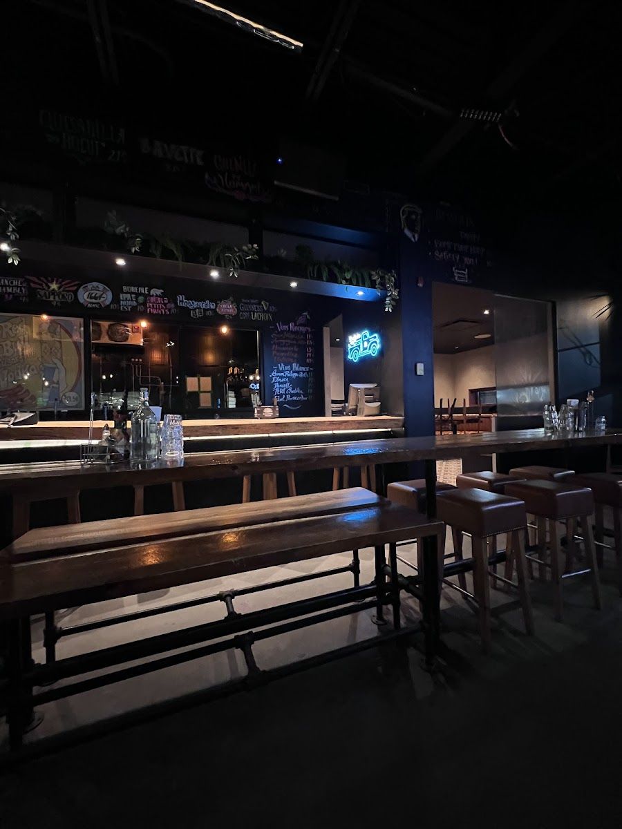 Le Mile Public House Mile End atmosphere