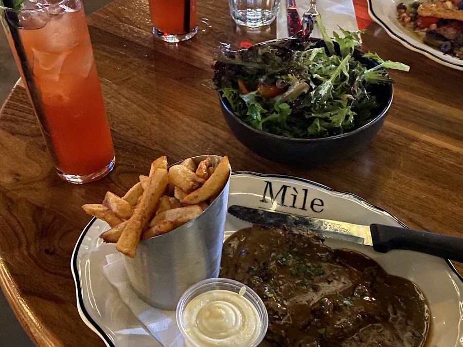 Le Mile Public House bar service