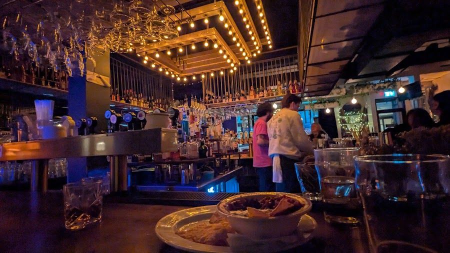 Jolifou Bar Verdun atmosphere