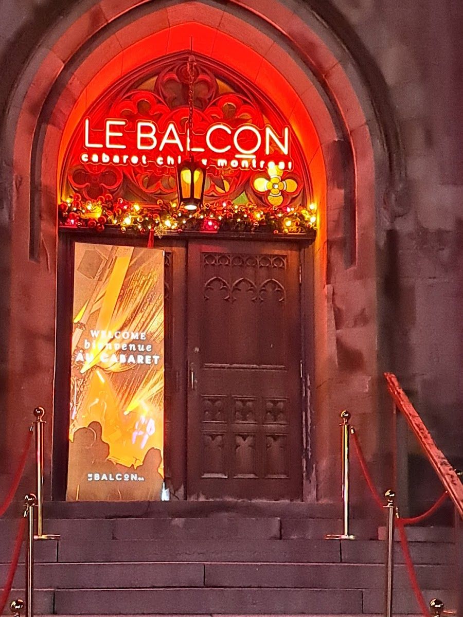 Le Balcon Cabaret Music Hall cocktail at the bar