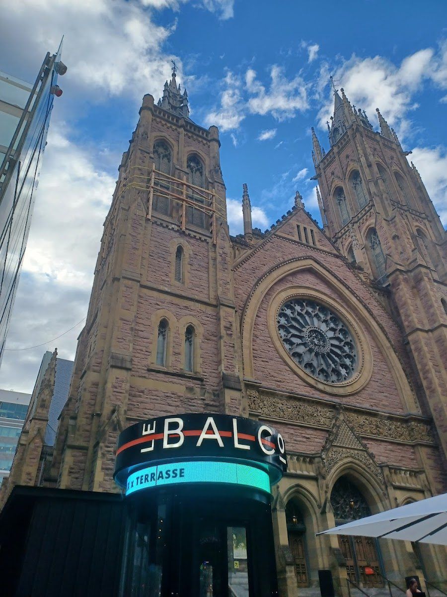 Le Balcon Cabaret Music Hall bar service