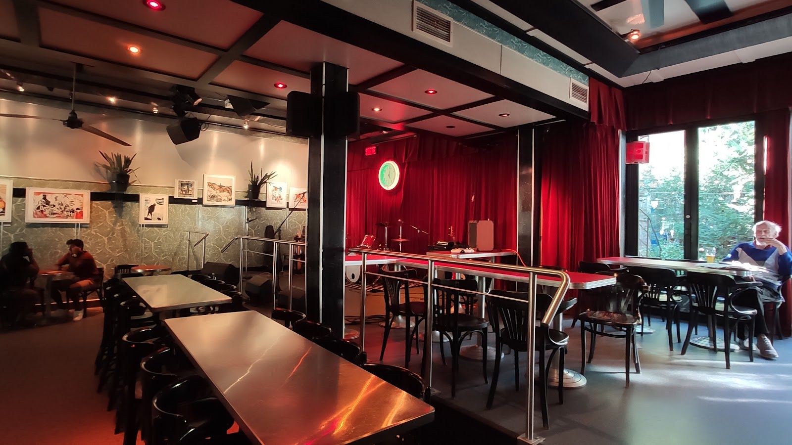 Le Cheval Blanc Montreal bar interior