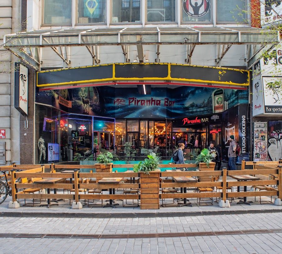 Piranha Bar bar service