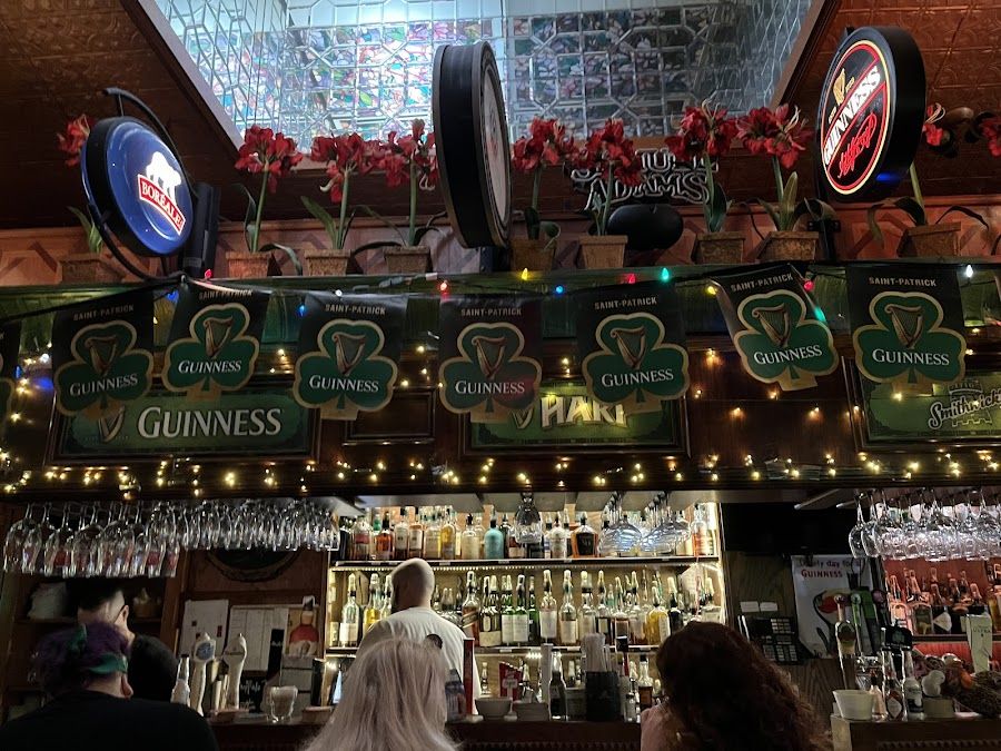 Pub the Old Dublin cocktail at the bar