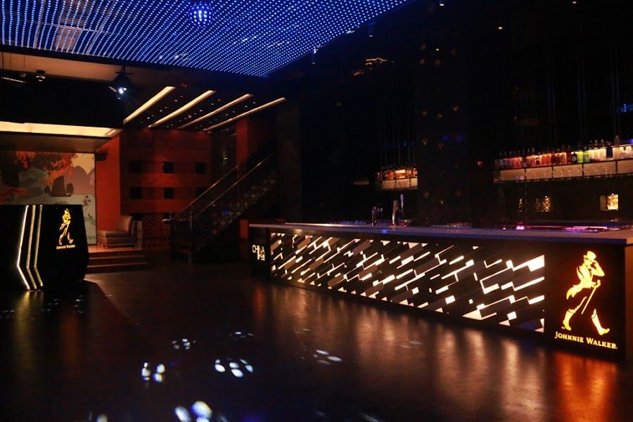 China House Bar at Grand Hyatt cocktail at the bar