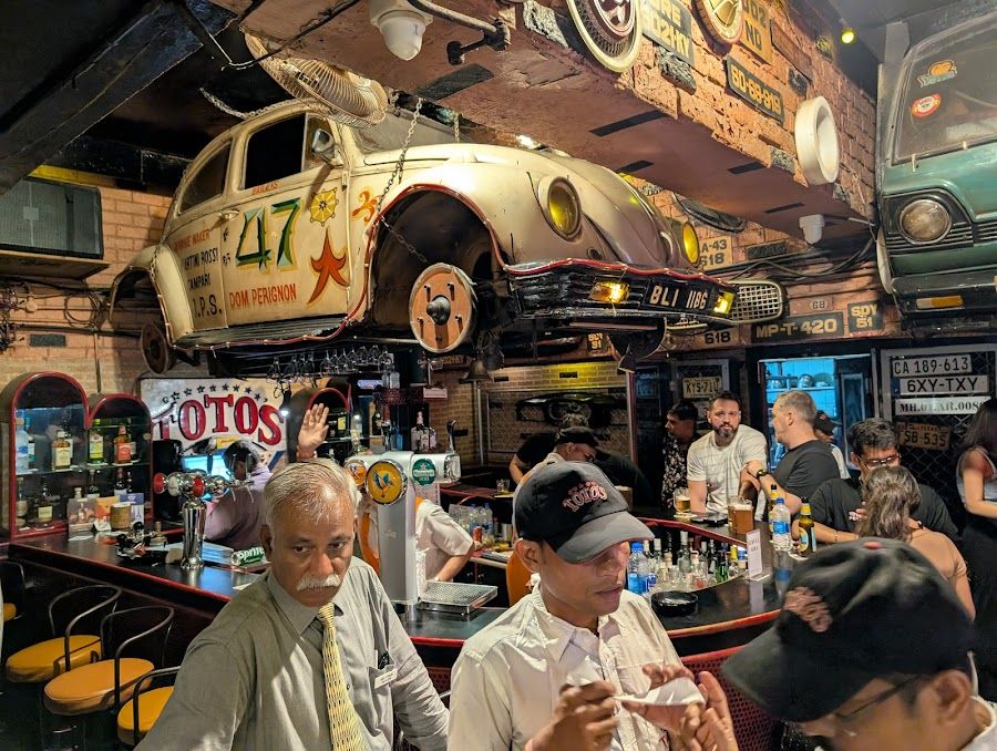 Toto's Garage bar service