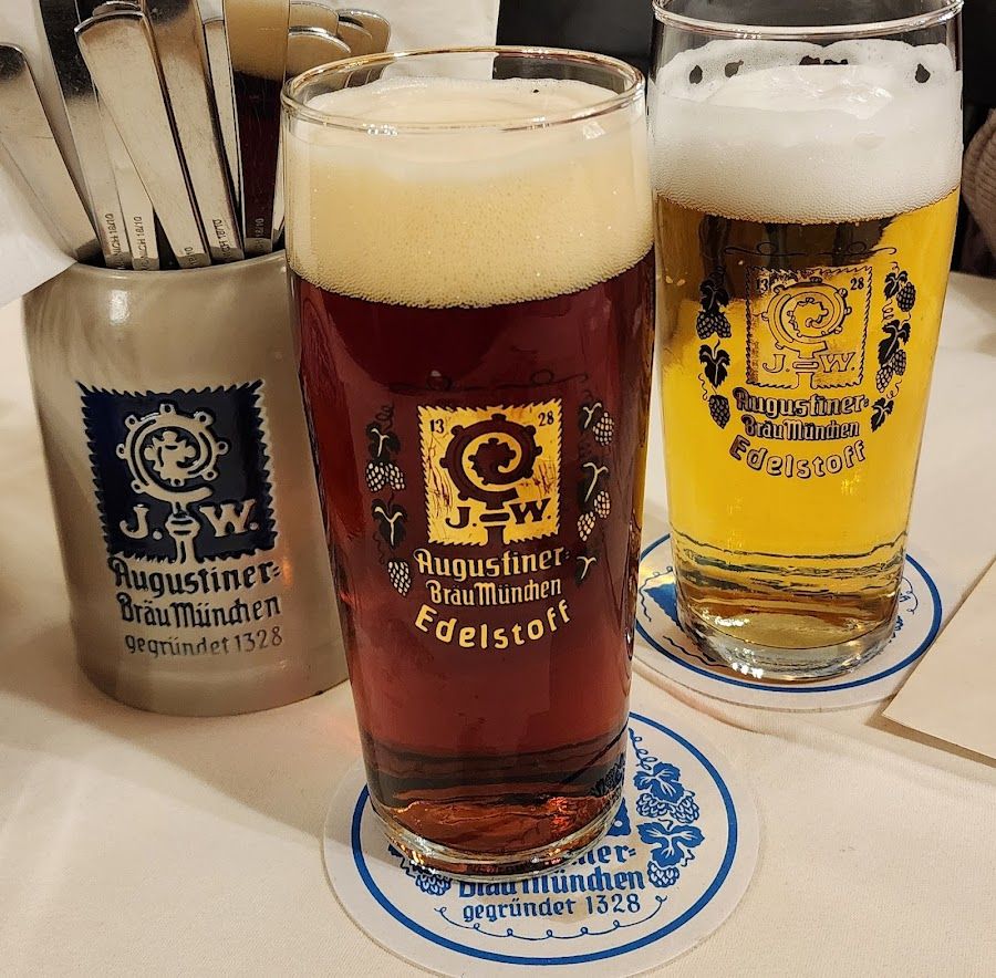 Augustiner-Grossgaststatten Altstadt atmosphere