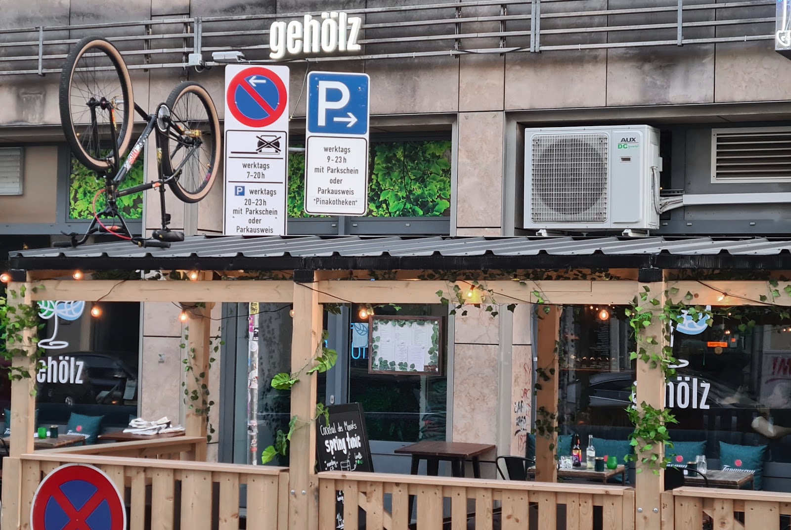 Geholz Bar plant-filled cocktail room, Maxvorstadt Munich