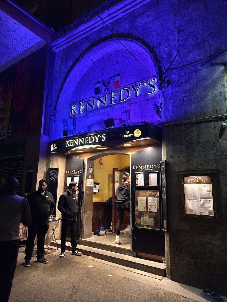 Kennedy's Bar Munchen bar service