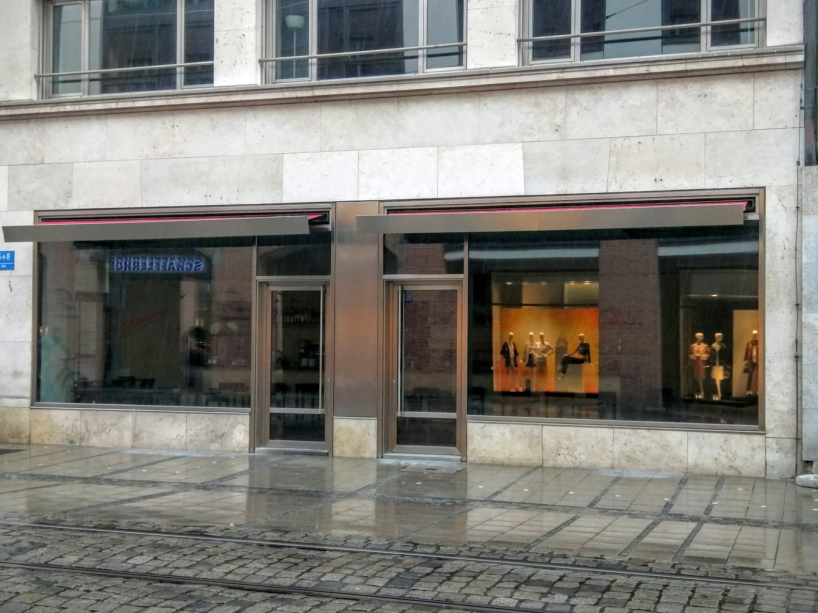Schumann's Tagesbar terrace in the Funf Hofe, Munich