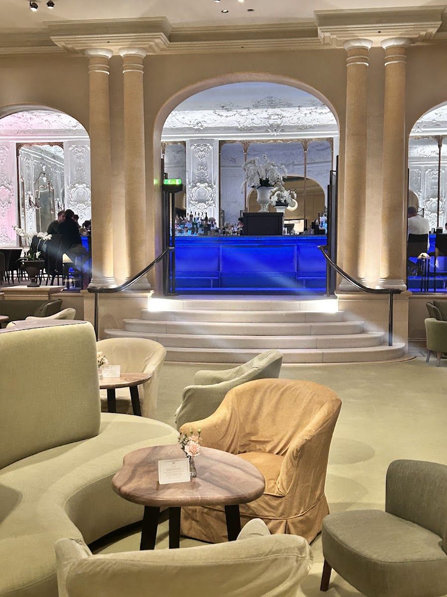 Falk's Bar at Bayerischer Hof bar service
