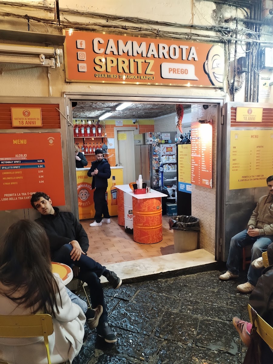 Cammarota Spritz style: tiny bar interior