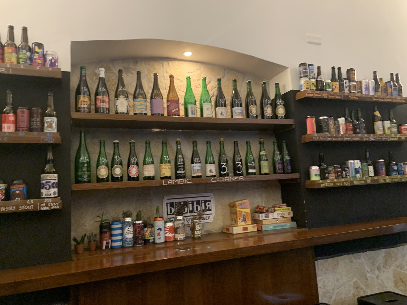 Il Birraiuolo Naples: craft beer pour in glass