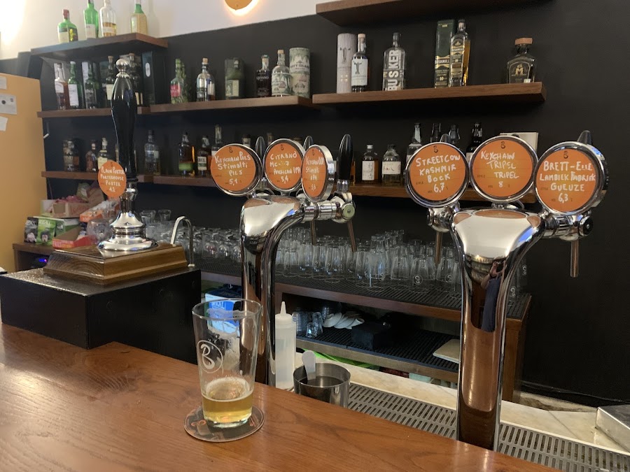 Il Birraiuolo style: small dark bar