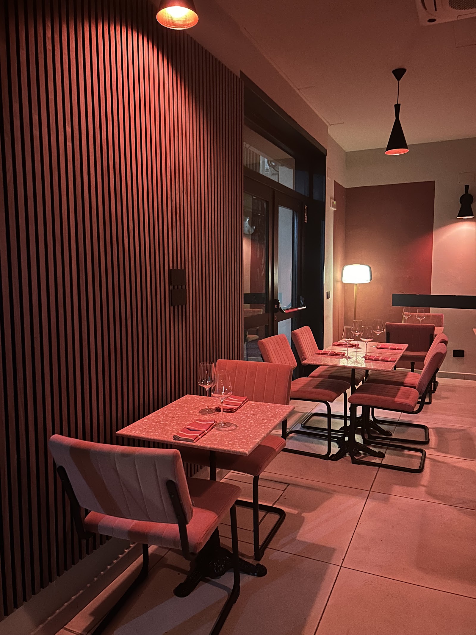 Jus Enoteca Naturale wine bar room Chiaia Naples