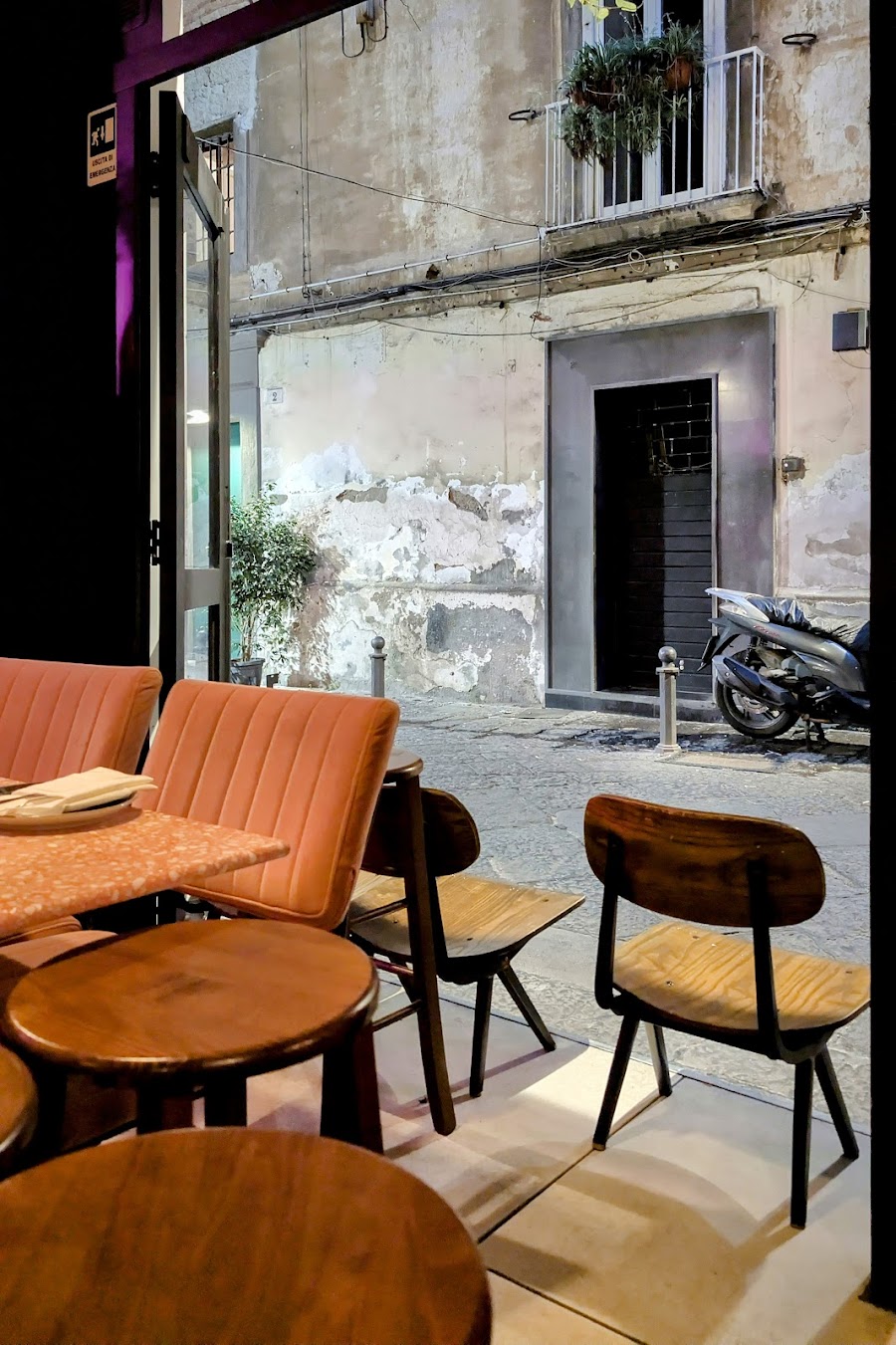 Jus Enoteca Naturale evening room