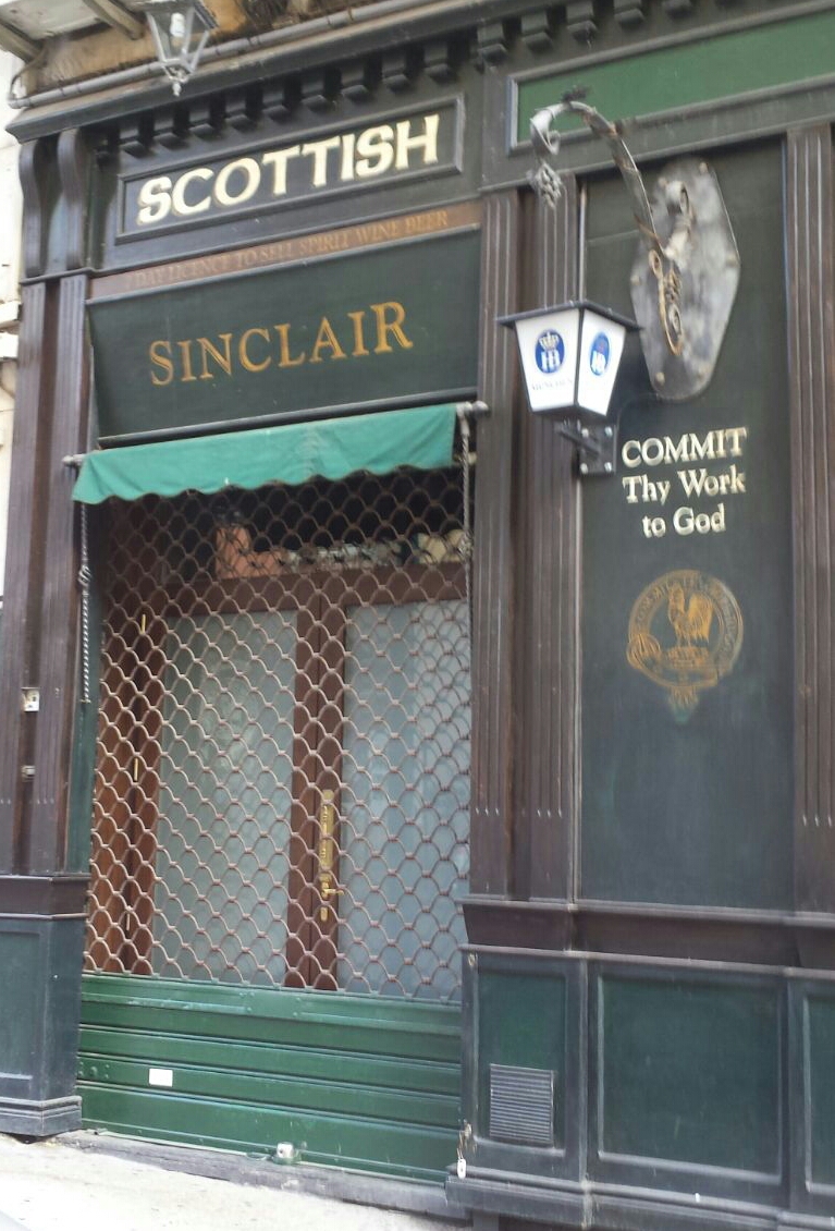 Sinclair Scottish Pub Naples: wood panelled pub room