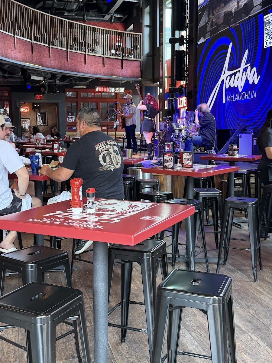 Ole Red bar service