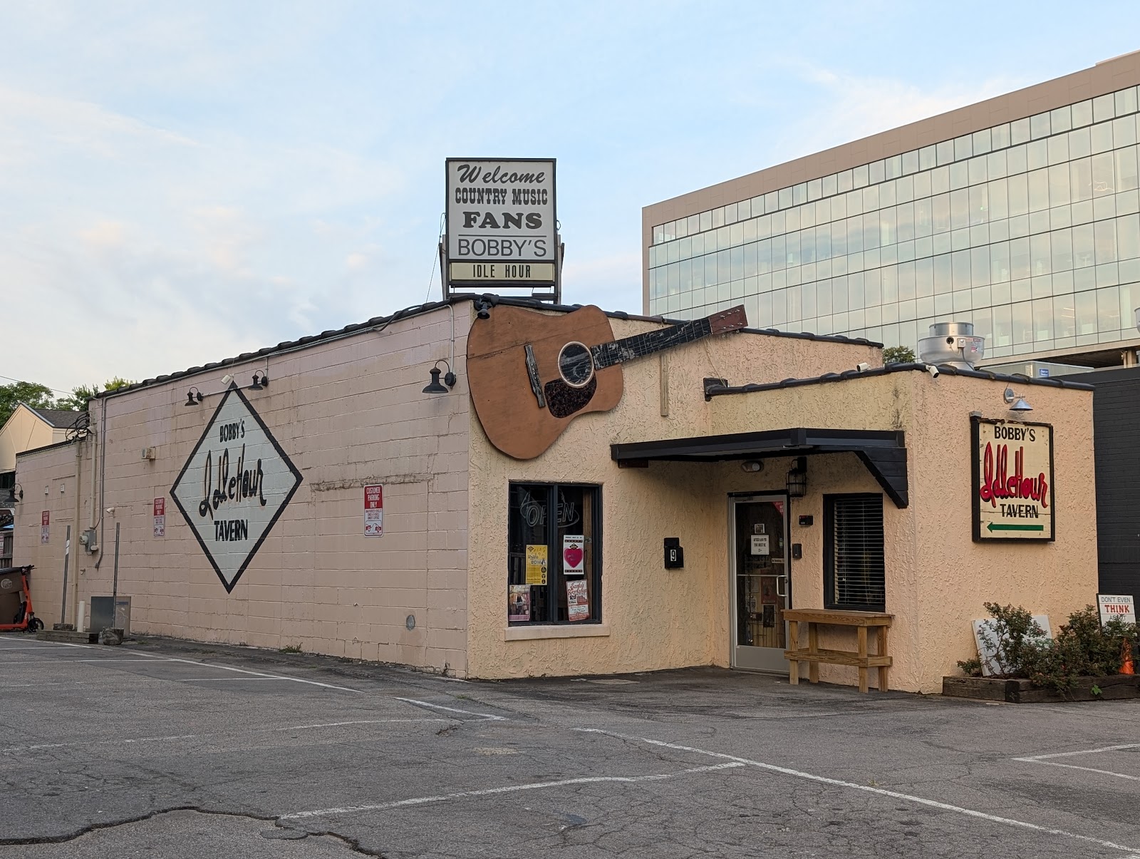 Robert's Western World