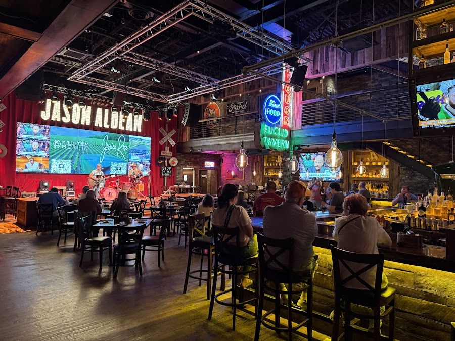 Jason Aldean's Kitchen Downtown atmosphere