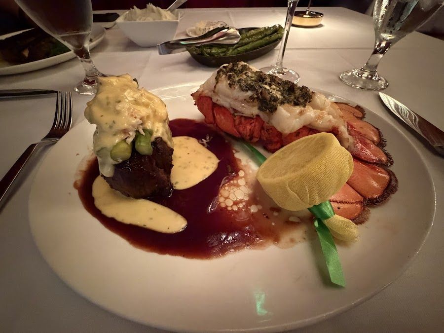 Jeff Ruby's Bar Downtown atmosphere