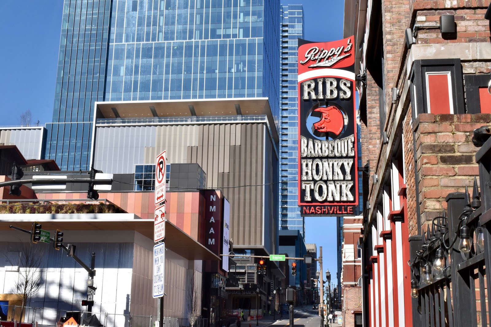 Barbeque bar with live band and rooftop on Broadway near Bridgestone Arena in Nashville