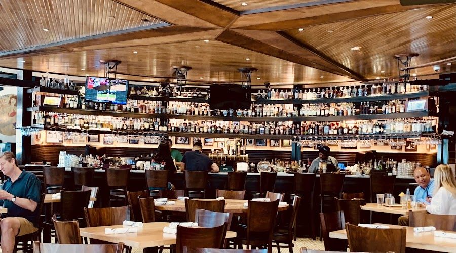 The Southern Steak & Oyster bar service