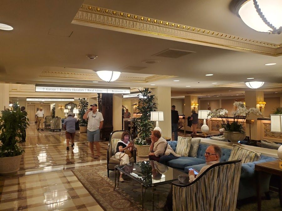 The Carousel Bar at Hotel Monteleone New Orleans interior
