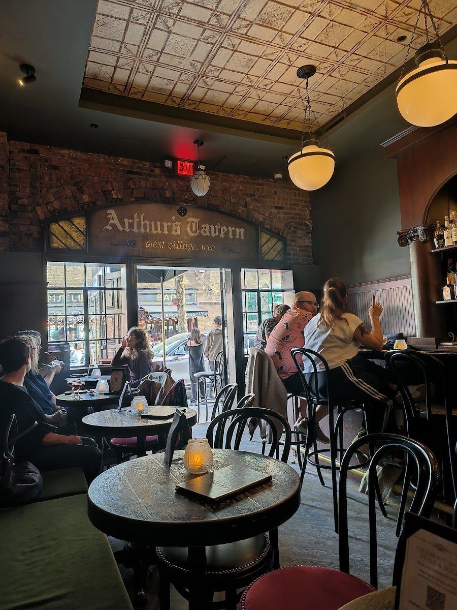 Arthur's Tavern bar service