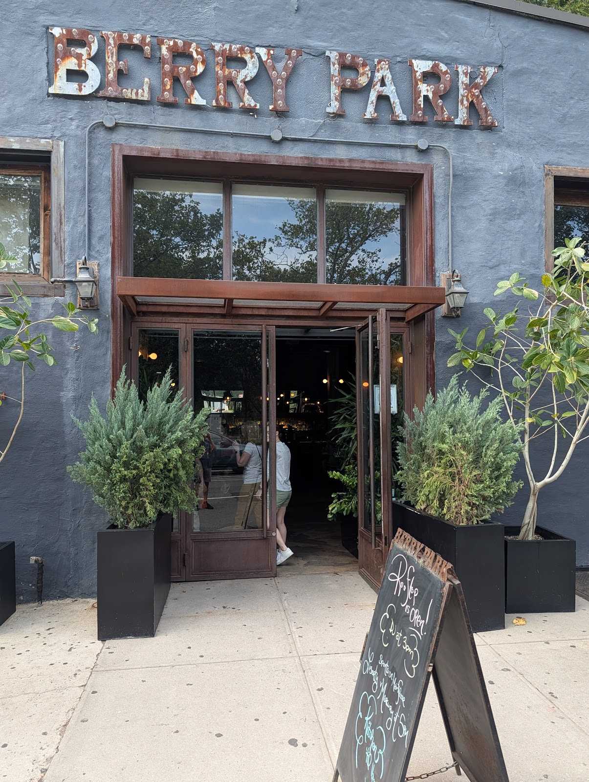 Berry Park Williamsburg atmosphere