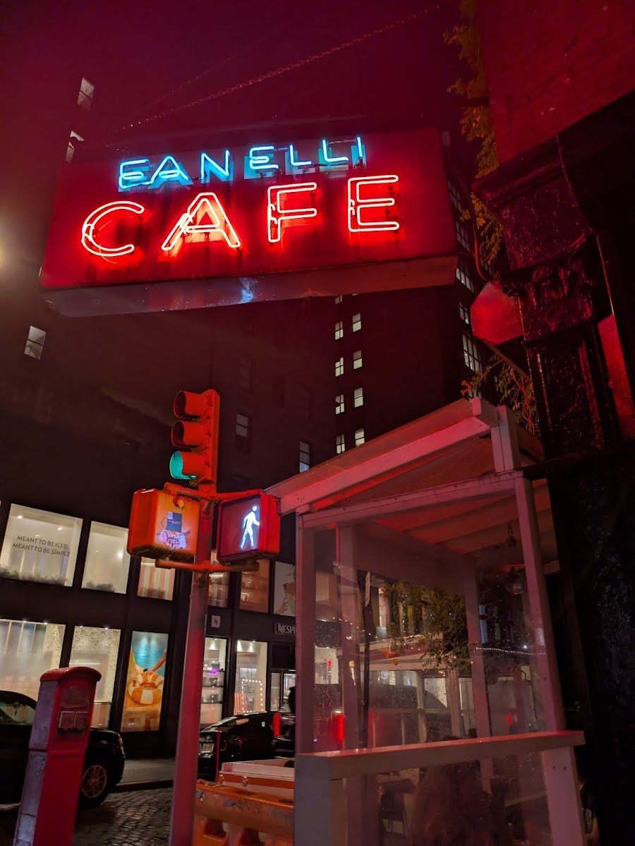 Fanelli's Cafe bar service